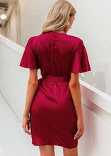 Carregar imagem no visualizador da galeria, Vestido Envelope Transpassado Curto Manga Flare - Frete Gratis